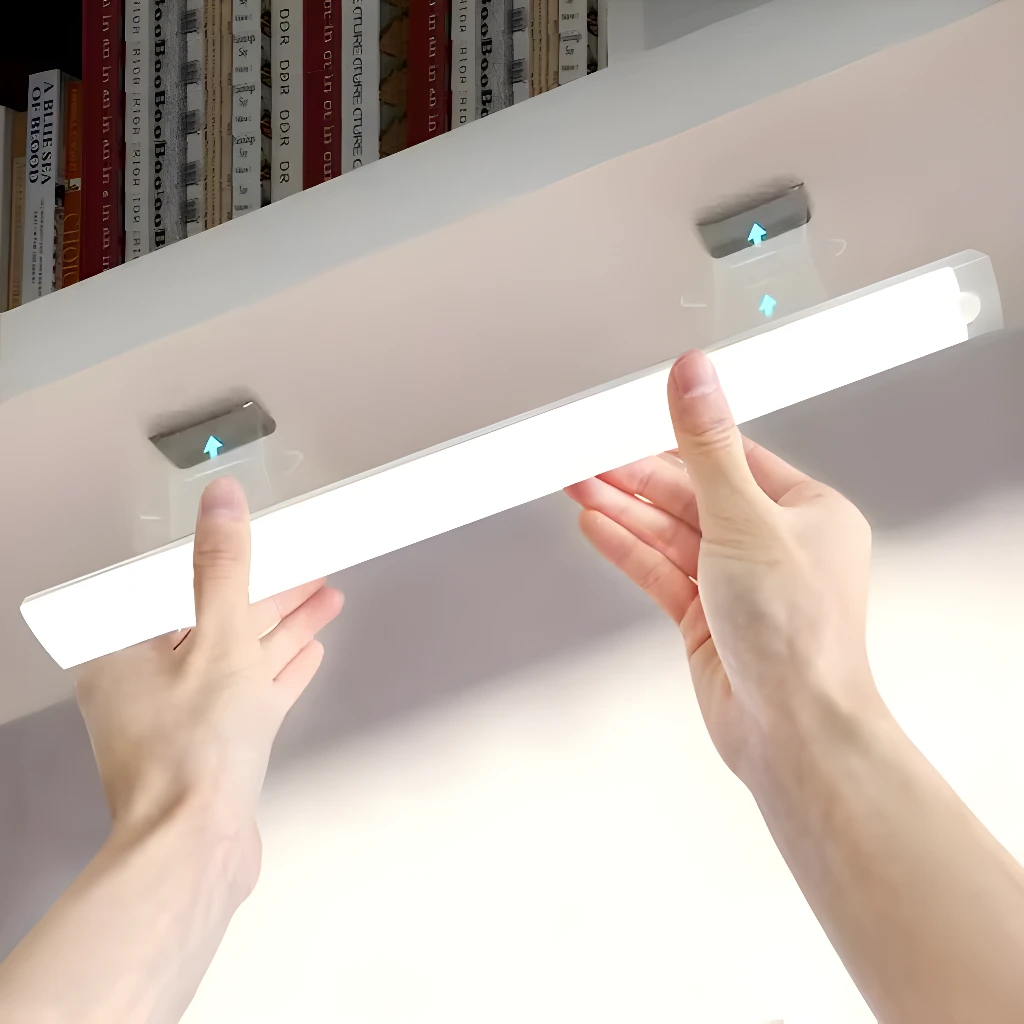 Barra de luz inalámbrica recargable instalándose en un estante de cocina.