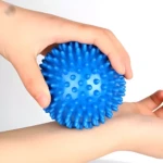 Bola de masaje azul de yoga 9mm en mano, ideal para masajear palmas y antebrazos.