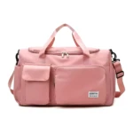Bolso bandolera de viaje rosa con múltiples bolsillos y correa ajustable, ideal para llevar tus pertenencias.
