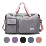 Bolso bandolera de viaje gris con detalles rosados y varios compartimentos.