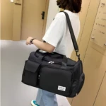 Bolso bandolera de viaje negro con múltiples bolsillos y correa ajustable para hombre y mujer.