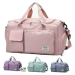 Bolso bandolera de viaje rosa y otros colores, con múltiples bolsillos y asas.