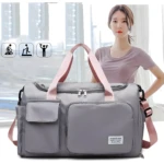 Bolso bandolera de viaje gris con correas rosadas, ideal para el gimnasio.