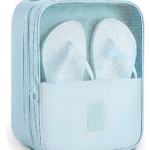 Bolso de viaje azul para zapatos con malla transparente y asas, ideal para organizar ropa.
