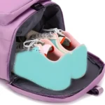 Morral Nry morado con compartimento para zapatillas deportivas y cordones blancos.