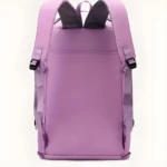 Bolso Morral Nry morado, vista posterior con correas ajustables y compartimento exterior.