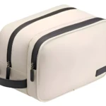 Bolso organizador de almacenamiento beige con cremalleras negras y asa lateral.