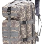 Bolso táctico militar de 30 litros con camuflaje digital y múltiples compartimentos.