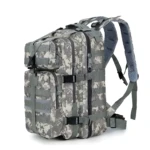 Bolso táctico militar de 30L con camuflaje gris, ideal para expediciones y actividades al aire libre.