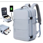 Bolso viajero Amazon gris, con compartimentos, puerto USB y espacio para zapatos.