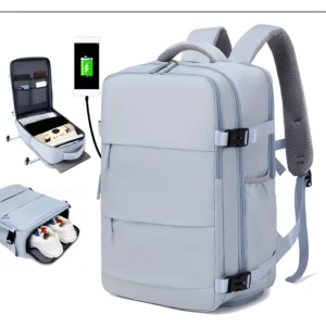 Bolso viajero Amazon gris, con compartimentos, puerto USB y espacio para zapatos.