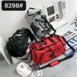 Bolso viajero multiuso negro, gris y rojo con logo "KS" y gorra blanca "DARK".