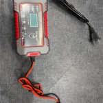 Cargador de batería de coche y moto 12V RJTIANLIYE con pantalla digital e indicadores LED.