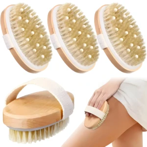 Cepillo corporal exfoliante de madera con cerdas naturales y masajeador.