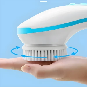 Cepillo de baño eléctrico giratorio limpiando suavemente una mano en primer plano.