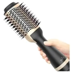 Cepillo secador Keratina 3D Pro en mano, con cerdas para estilizar y secar.