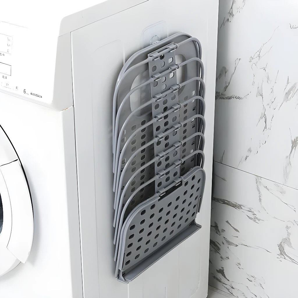Cesta plegable multiusos gris colgada en lavadora blanca, ideal para organizar.