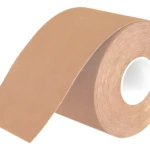 Cinta levanta busto color piel, rollo con extremo desplegado, ideal para soporte y realce.