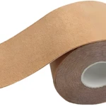 Rollo de cinta levanta busto color piel con textura visible en primer plano.