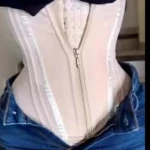 Cinturilla de 13 varillas blanca con jeans.