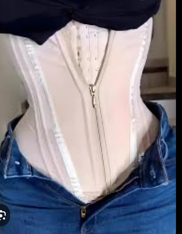 Cinturilla de 13 varillas blanca con jeans.