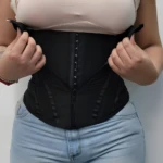 Cinturilla 13 varillas negra ajustada en jeans rotos, realza figura.