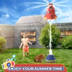 Cohete aspersor de agua feliz jugando en el jardín con niño y cachorro.