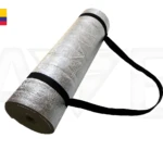 Colchoneta Thermolon Mat para Yoga Lavef plateada enrollada con correas negras, bandera Colombia.