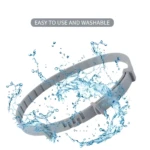 Collar antipulgas gris para gatos salpicado de agua, fácil de usar y lavable.