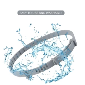 Collar antipulgas gris para gatos salpicado de agua, fácil de usar y lavable.