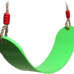 Columpio infantil verde con cuerdas y topes rojos para exteriores.