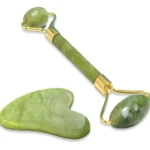 Combo Rodillo Jade y Piedra Gua Sha, herramientas faciales de belleza verde con montura dorada.