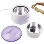 Olla de cera depilatoria con tapa y recipiente metálico, ideal para tratamientos de belleza.