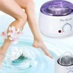 Combo Olla de Cera Depilatoria Pro-Wax 100 con piernas suaves y orquídeas blancas.