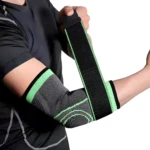 Correa de compresión para codo de deportista en negro y verde con ajuste de velcro.