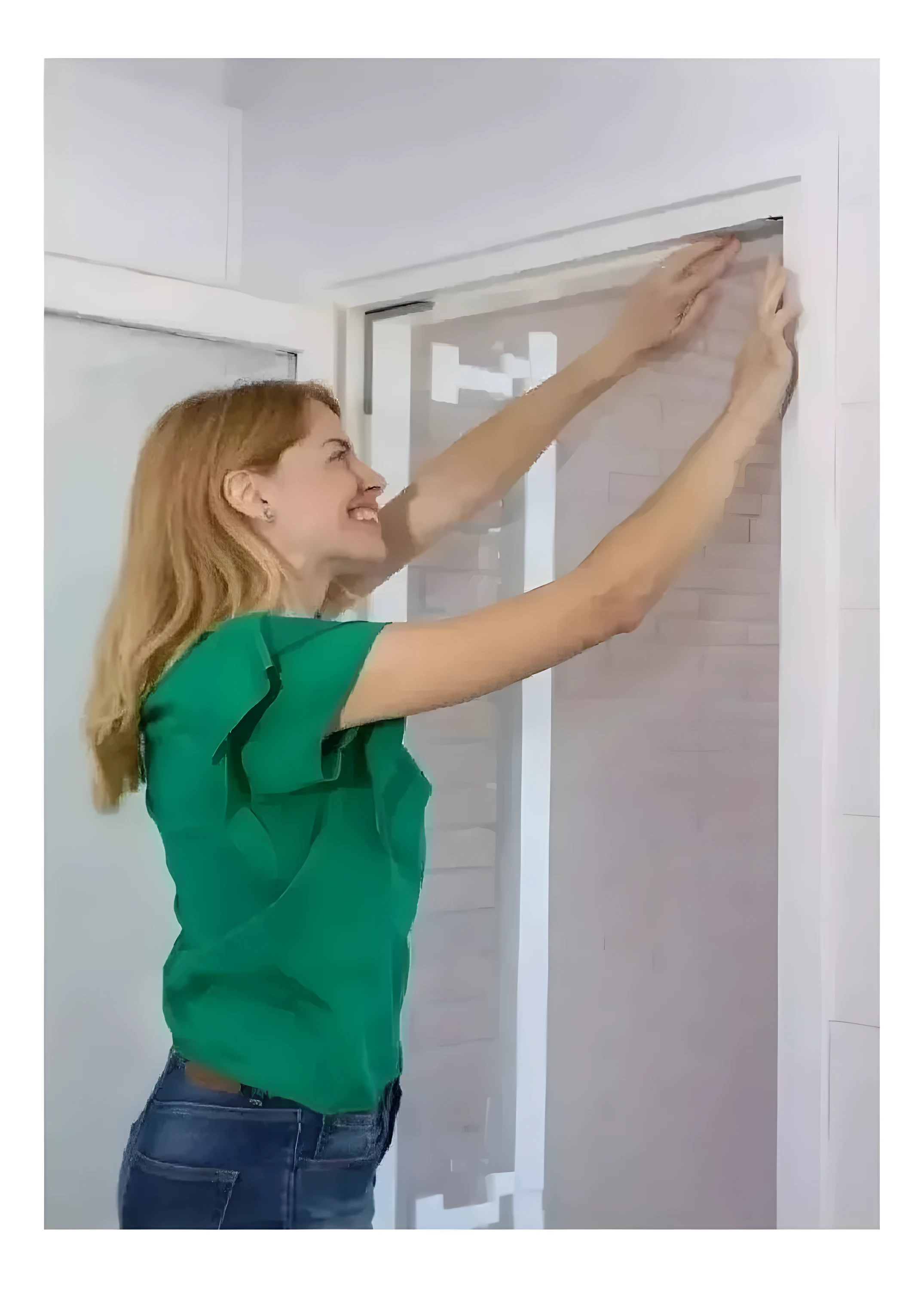 Mujer instalando mosquitero en ventana para proteger de insectos y mosquitos.