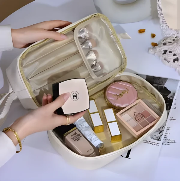 Cosmetiquera de doble compartimento con maquillaje de lujo Chanel, YSL y paleta de sombras.
