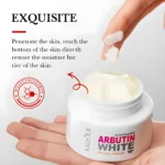 Crema facial aclarante Arbutin Sadoer con textura sedosa en frasco blanco, aplicada por una mano.