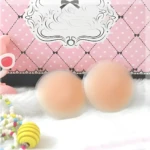 Cubre seno circular en silicona color piel, ideal para usar con prendas escotadas.