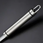 Cuchara de albóndigas de acero inoxidable pulido con asa ergonómica y gancho para colgar.
