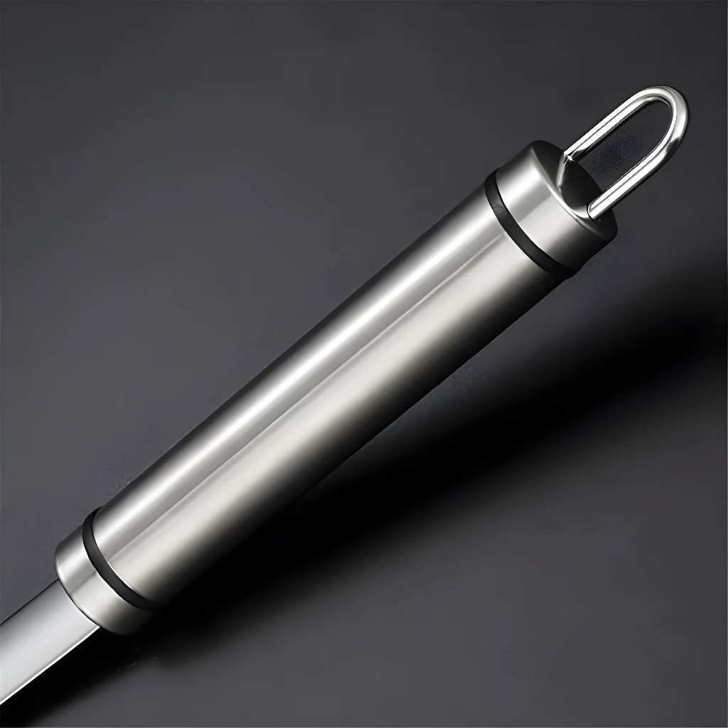 Cuchara de albóndigas de acero inoxidable pulido con asa ergonómica y gancho para colgar.