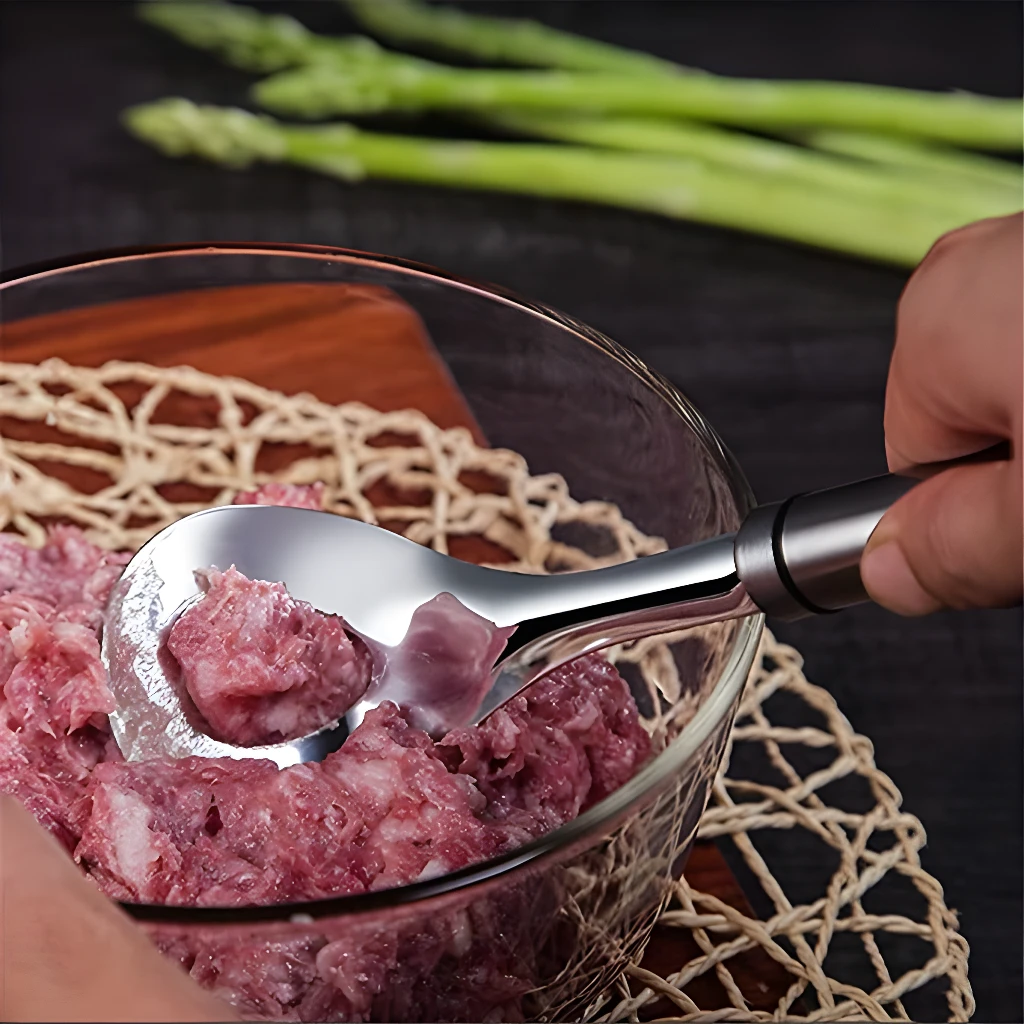 Cuchara para albóndigas forma bolas perfectas de carne molida en un bol.