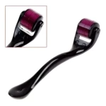 Dermaroller Rodillo Facial negro con rodillo morado, ideal para cuidado de la piel.