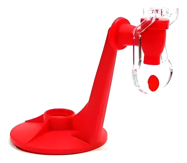 Dispensador de gaseosa rojo y transparente para botellas de 2 litros.