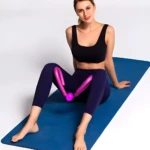 Mujer usa ejercitador de pierna multiusos en mat de yoga.