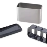 Escurridor de cubiertos y utensilios de metal y plástico gris oscuro.