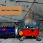 Estufa de gas butano con llama fuerte y consistente, ideal para camping y exteriores.