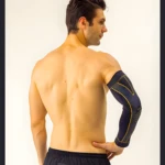 Faja manga de brazo con compresión negra y detalles dorados, vista posterior hombre