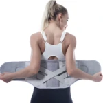 Faja ortopédica correctora de postura con soporte lumbar para mujer, ajustando cintas.