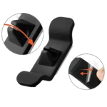 Gancho organizador de cables adhesivo negro, ideal para colgar y gestionar cables fácilmente.